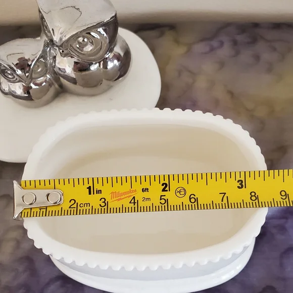 WHITE PORCELAIN CERAMIC JEWELERY BOX WITH SILVER TONE OWLS SITTING ON T… - Picture 6 of 7